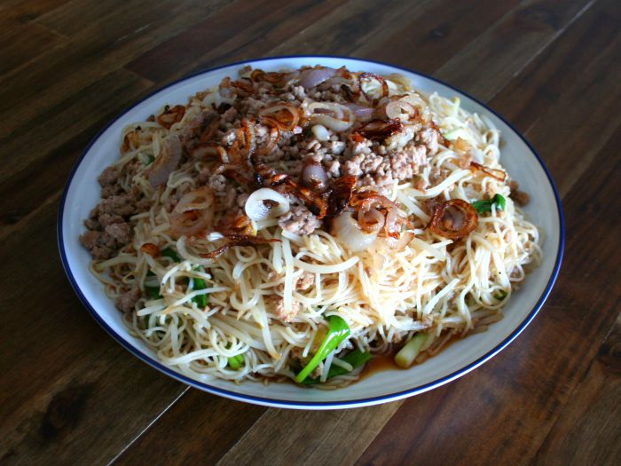 Rice Noodles with Pork and Bean Sprouts